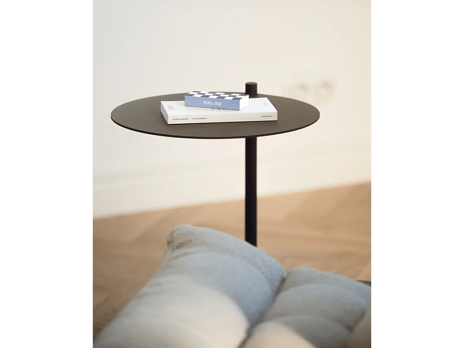 Table d'appoint Ande en acier - design minimaliste coulissant, 42 x 42 x 59 cm