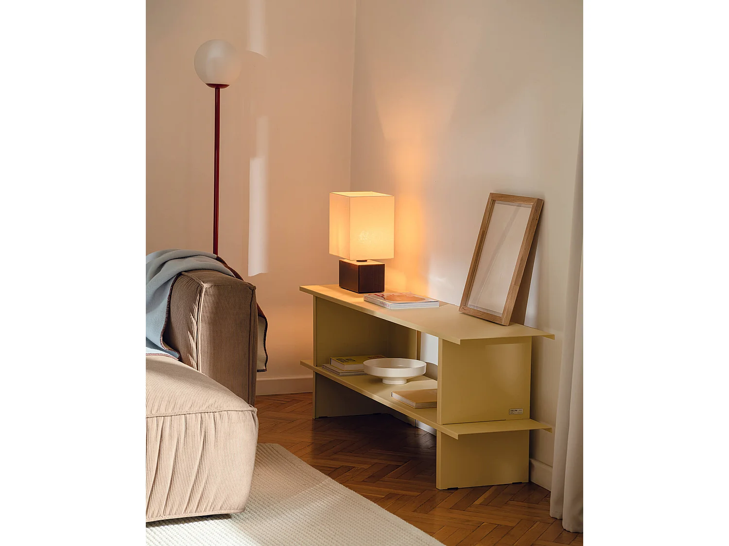 Hes Regaleinheit aus Stahl, niedriges TV- und Bücherregal 160x37x56,6 cm