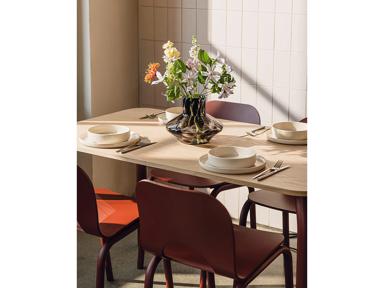 noo.ma eettafel 100x74,6 cm - massief eiken fineer blad, stalen frame, 6 persoons, modern