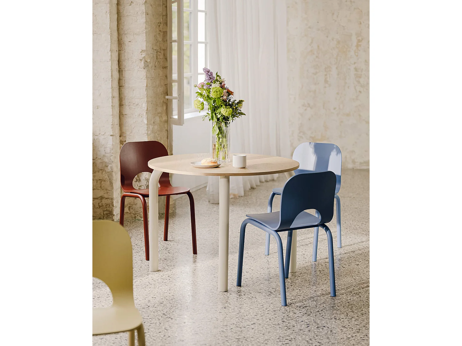 noo.ma eettafel 100x100 cm, eiken fineer blad, stalen frame, beige afwerking