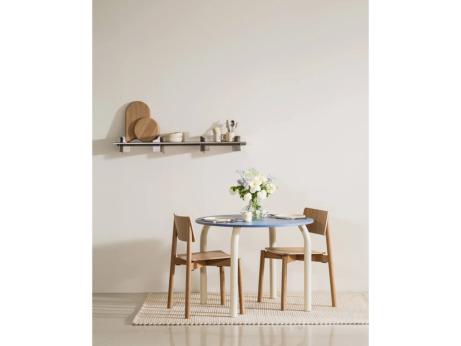noo.ma eettafel 100x100 cm, eiken fineer blad, stalen frame, beige afwerking