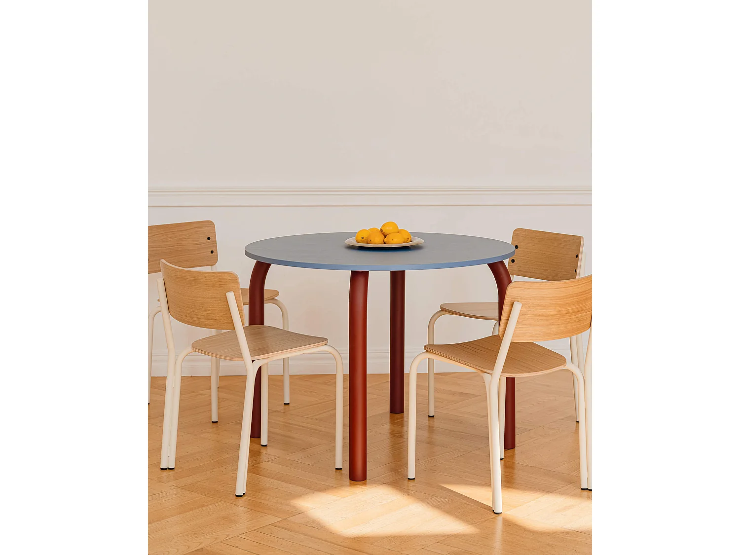 noo.ma eettafel 100x100 cm, eiken fineer blad, stalen frame, beige afwerking