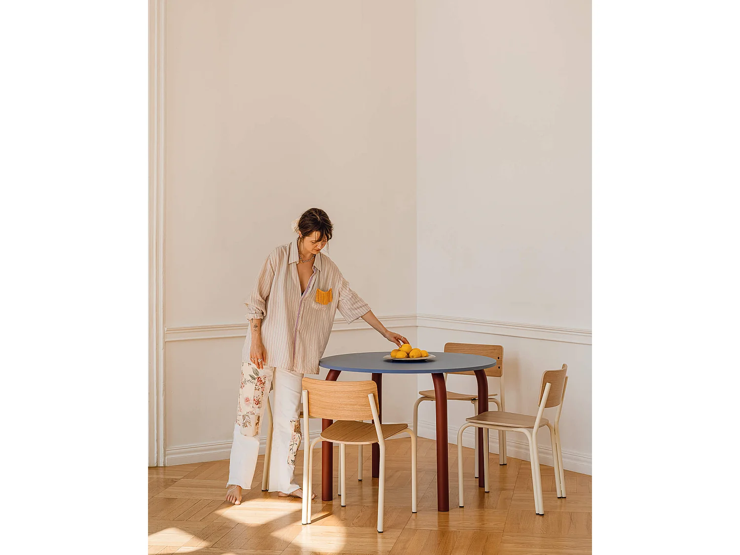 noo.ma eettafel 100x100 cm, eiken fineer blad, stalen frame, beige afwerking