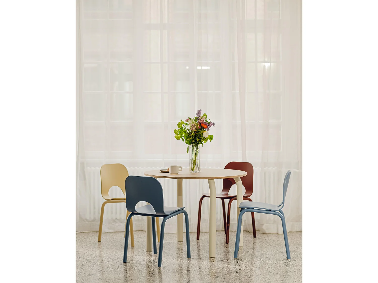 noo.ma eettafel 100x100 cm, eiken fineer blad, stalen frame, beige afwerking