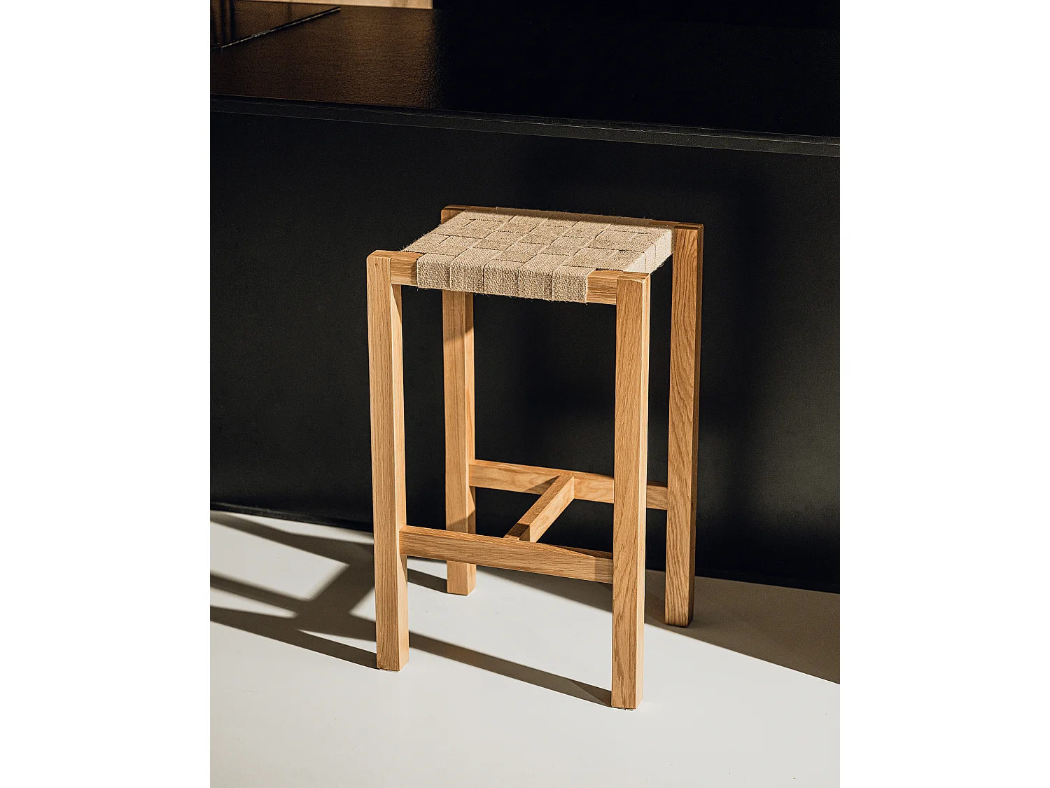 noo.ma eiken stoel met jutezitting, massief eiken frame, Japandi minimalisme