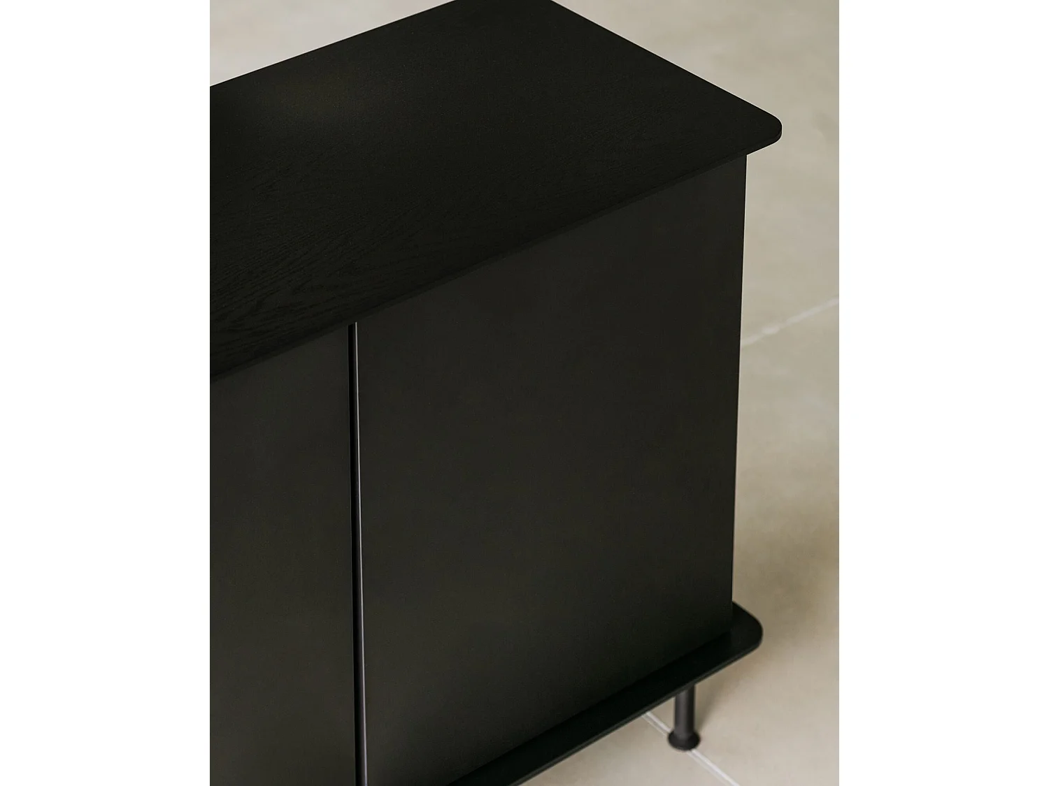 Buffet Suumo noo.ma - buffet polyvalent à étagères réglables, design rond