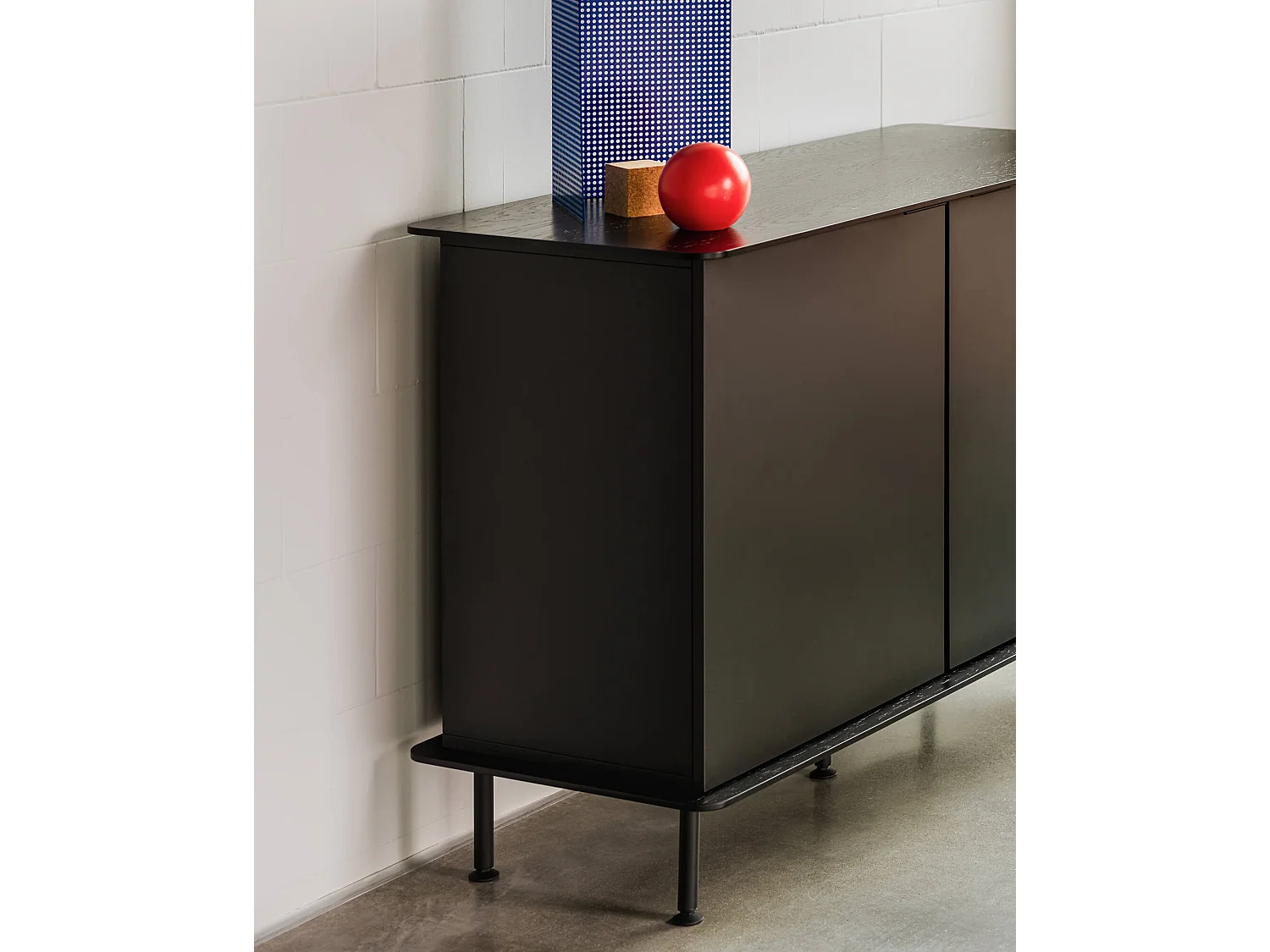 Buffet Suumo noo.ma - buffet polyvalent à étagères réglables, design rond