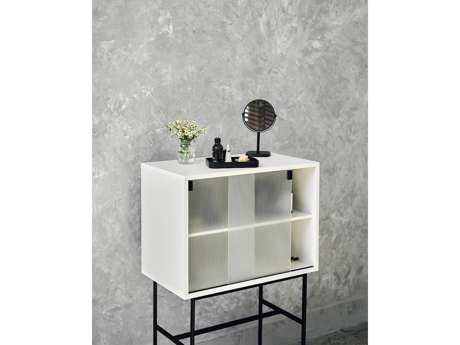 Lekko Schrank Almond Grey - Glastür ornamentiert, mittleres Regal herausnehmbar