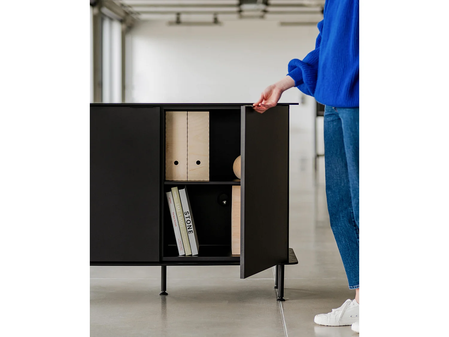 Buffet Suumo noo.ma - buffet polyvalent à étagères réglables, design rond