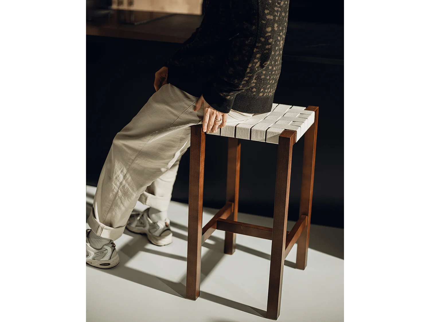 noo.ma houten kruk met handgeweven jute zitting - Japandi minimalistisch