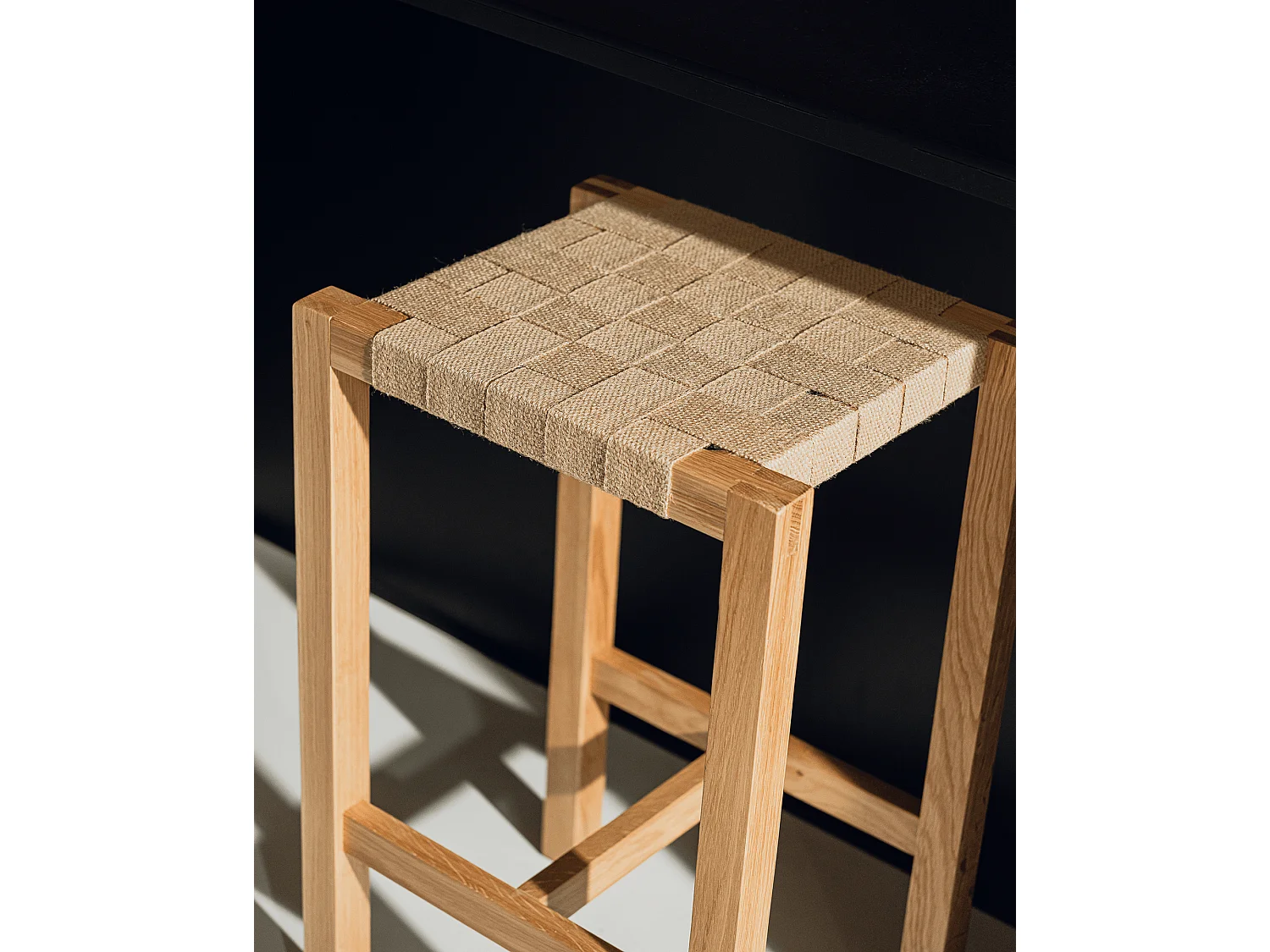 noo.ma houten kruk met handgeweven jute zitting - Japandi minimalistisch