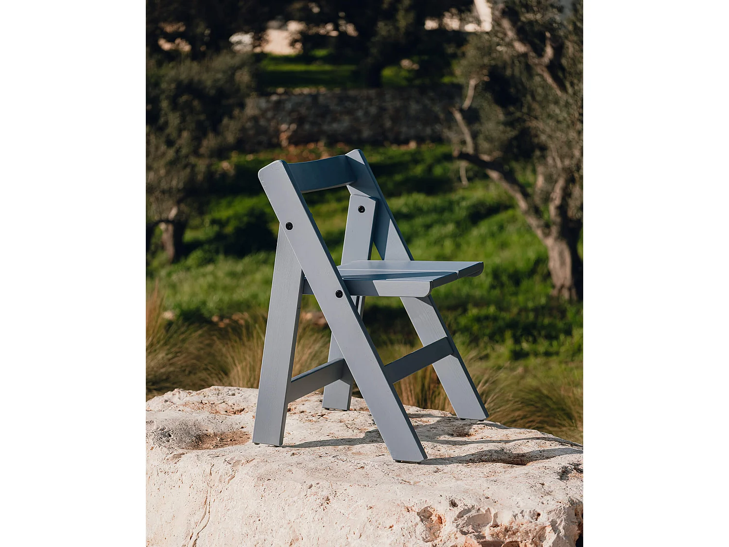 Chaise pliante Navo en pin, laque bleu givré.