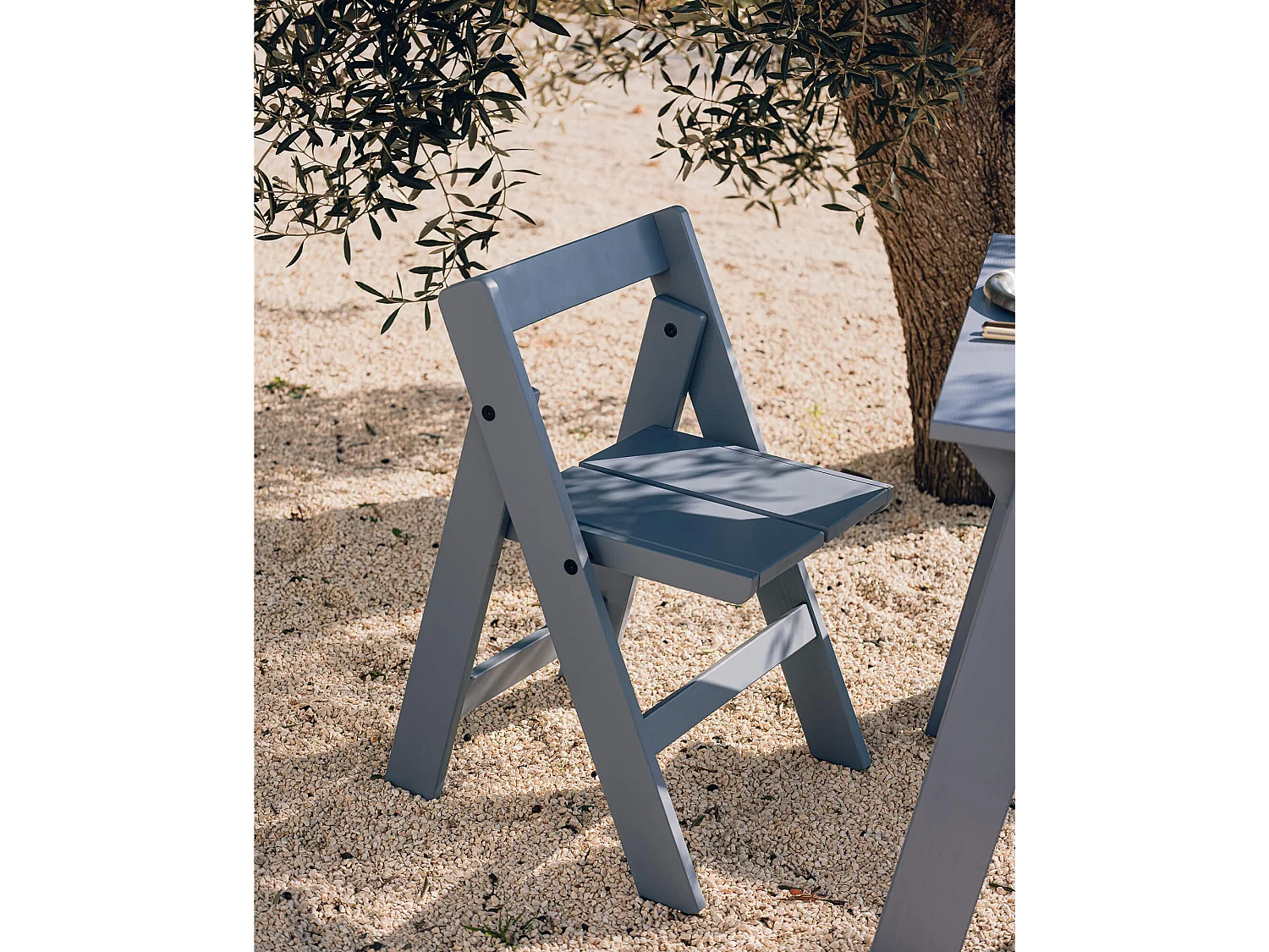 Chaise pliante Navo en pin, laque bleu givré.