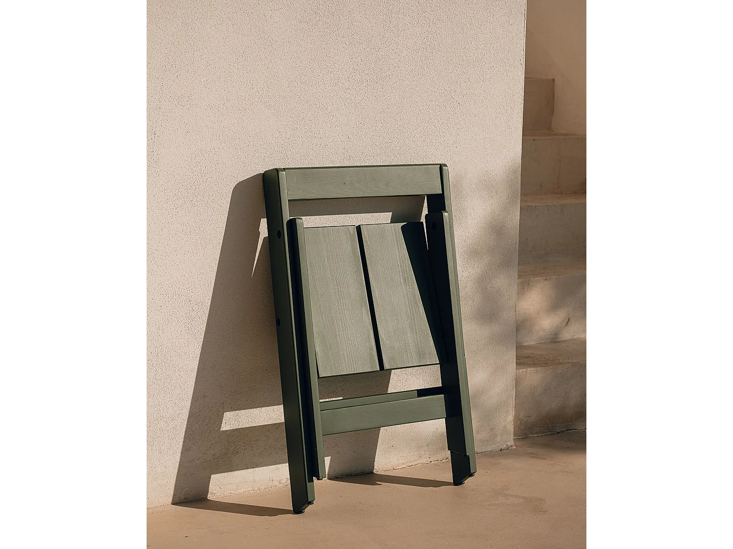 Chaise pliante Navo en pin, laque bleu givré.