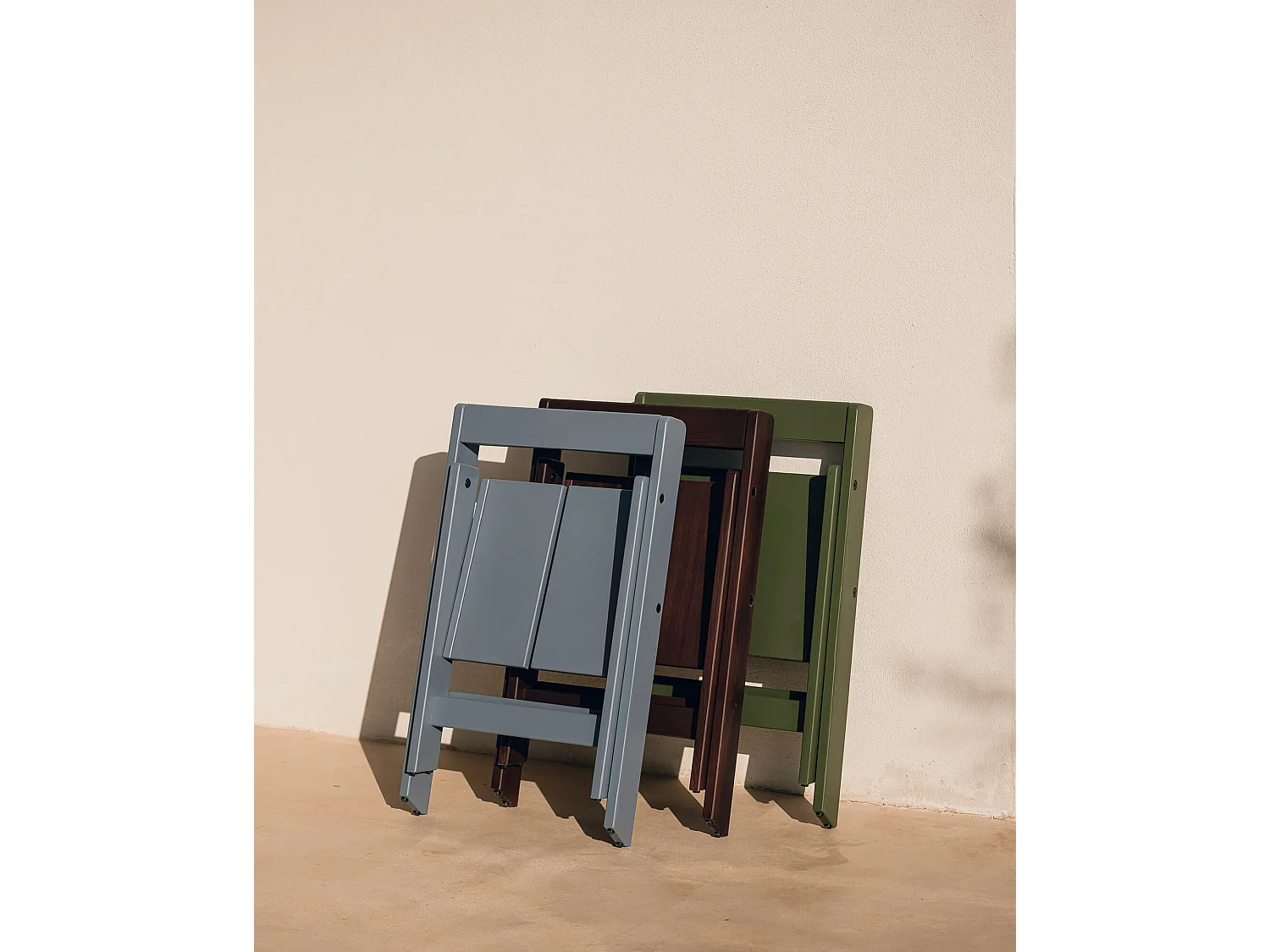Chaise pliante Navo en pin, laque bleu givré.