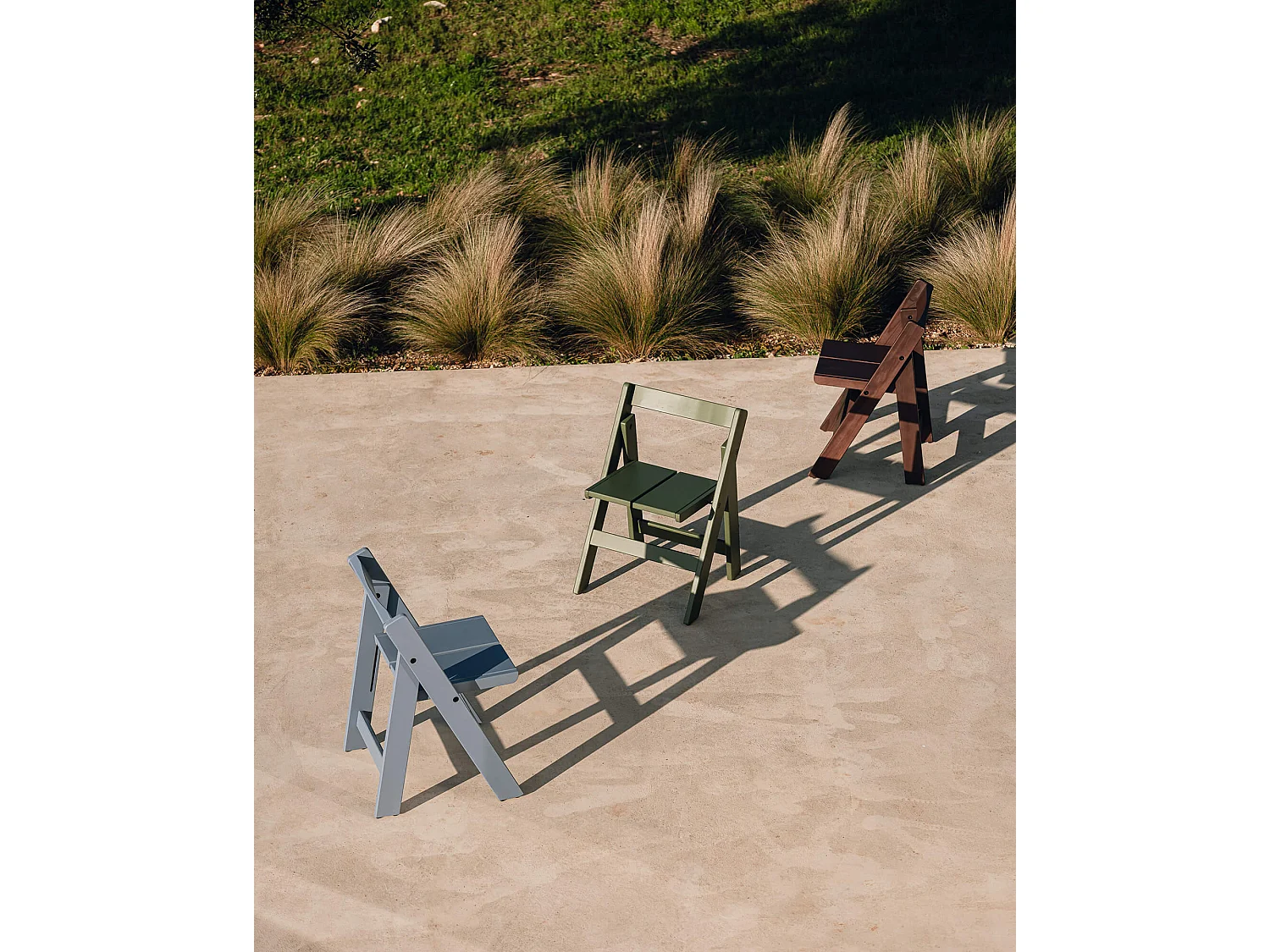 Chaise pliante Navo en pin, laque bleu givré.