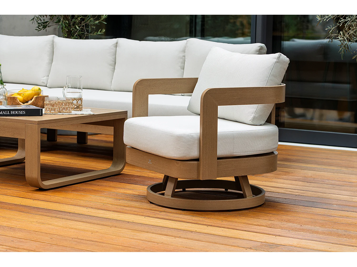 Ensemble de mobilier de jardin en aluminium Sorrento avec fauteuil pivotant