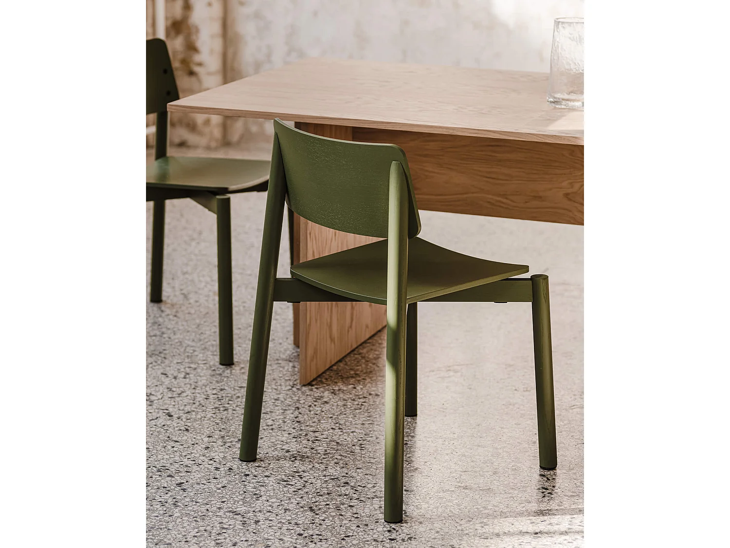 Chaise Wem noo.ma - design élégant en bois de hêtre, assise tissu noir, sans accoudoirs
