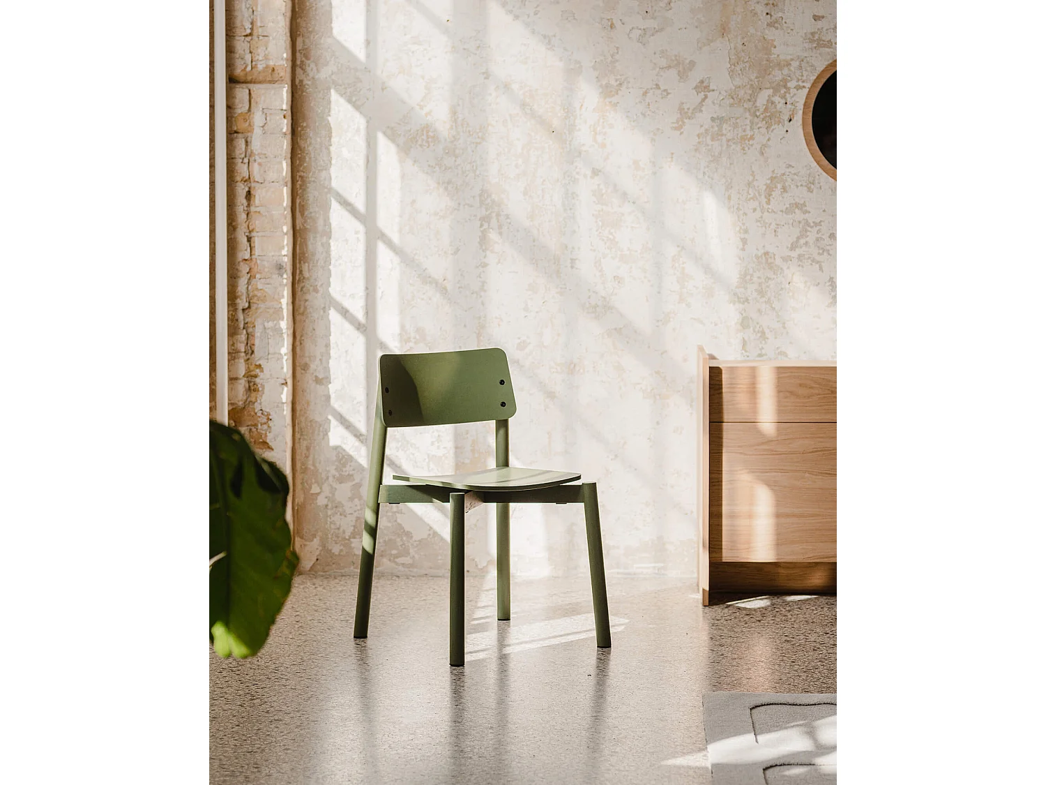 Chaise Wem noo.ma - design élégant en bois de hêtre, assise tissu noir, sans accoudoirs