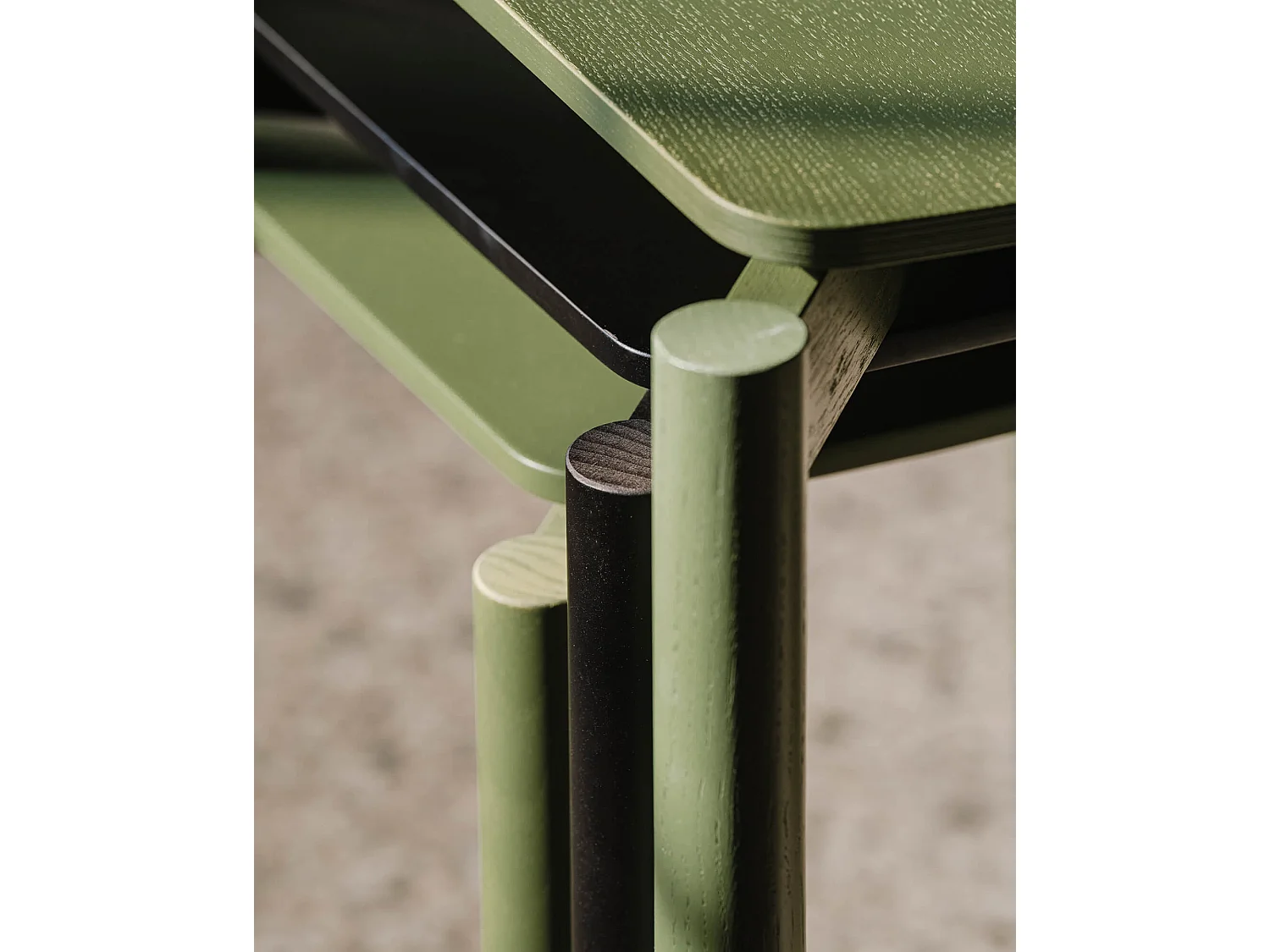 Chaise Wem noo.ma - design élégant en bois de hêtre, assise tissu noir, sans accoudoirs