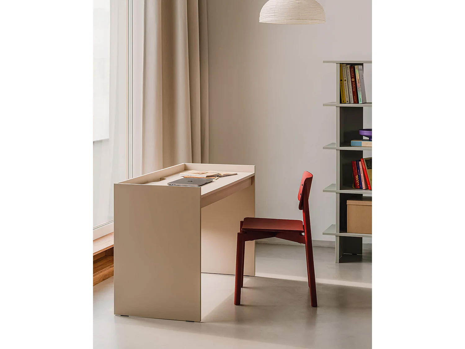 Chaise Wem noo.ma - design élégant en bois de hêtre, assise tissu noir, sans accoudoirs