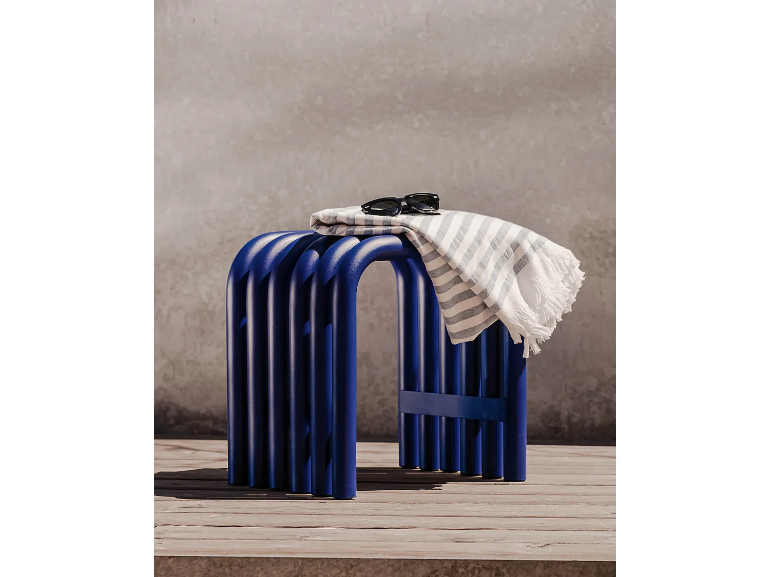 Sgabello Nokk - sgabello contemporaneo in acciaio resistente alle intemperie