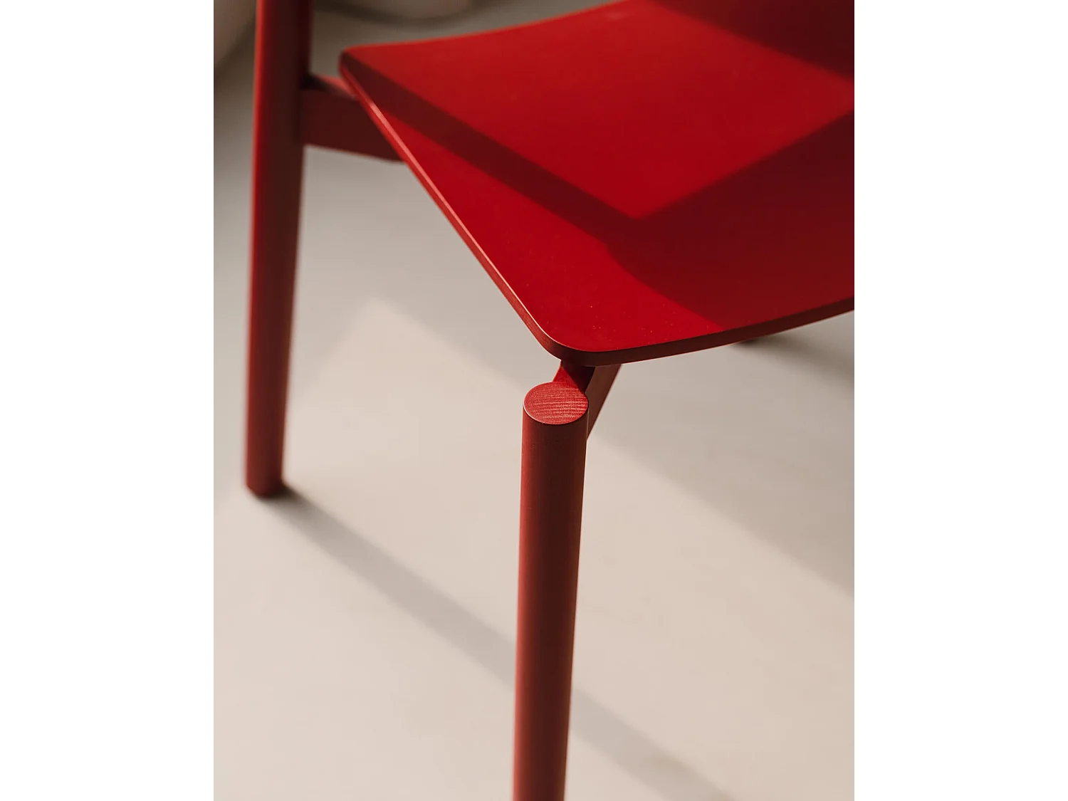 Chaise Wem noo.ma - design élégant en bois de hêtre, assise tissu noir, sans accoudoirs