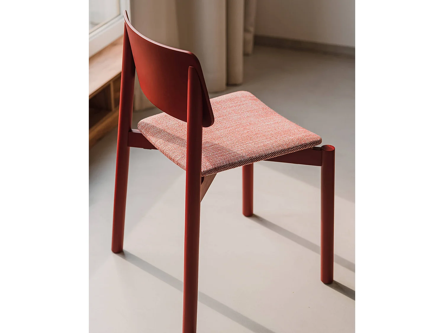 Chaise Wem noo.ma - design élégant en bois de hêtre, assise tissu noir, sans accoudoirs