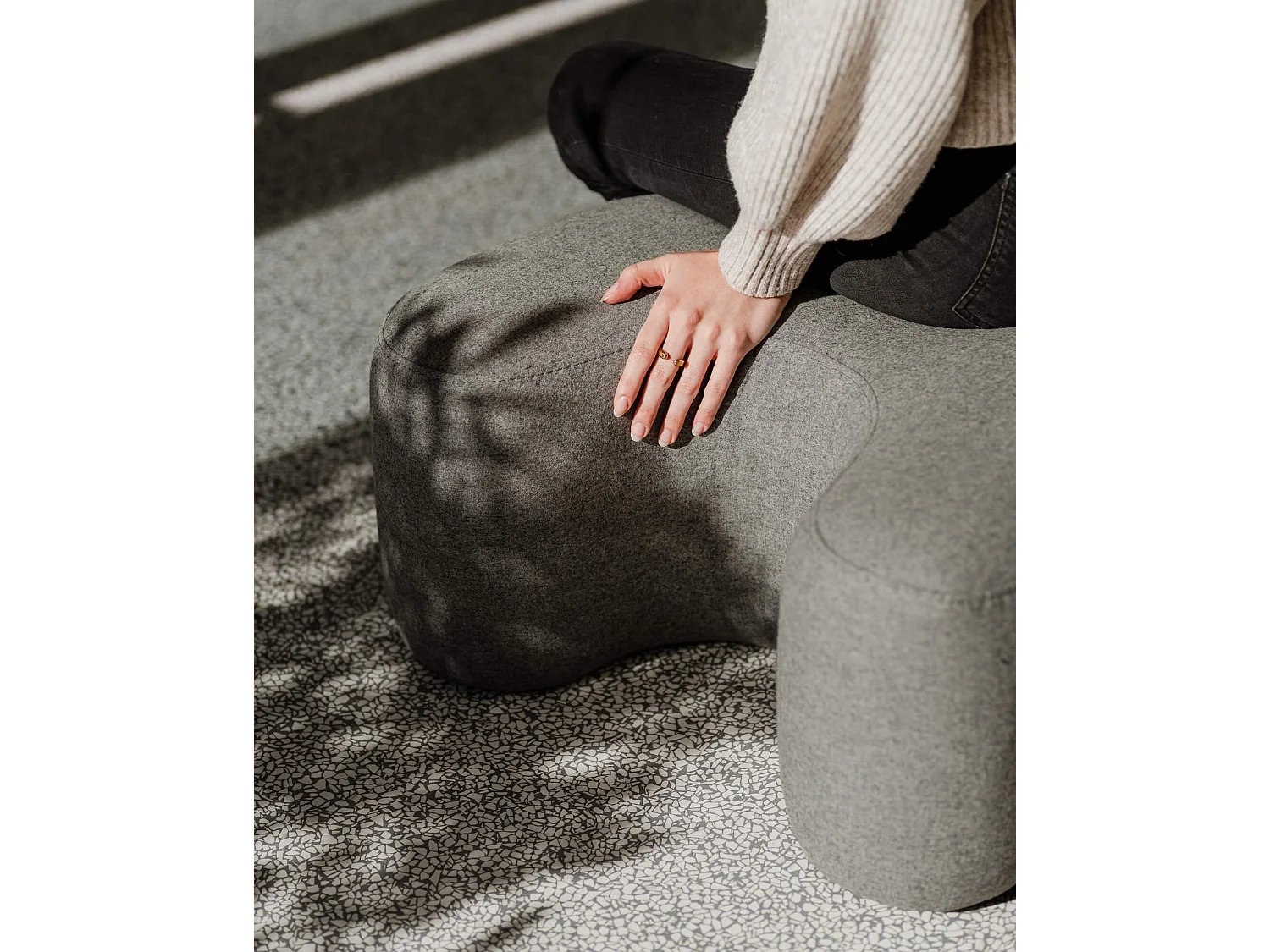 Ü Pouf - pouf contemporain en laine, finition artisanale