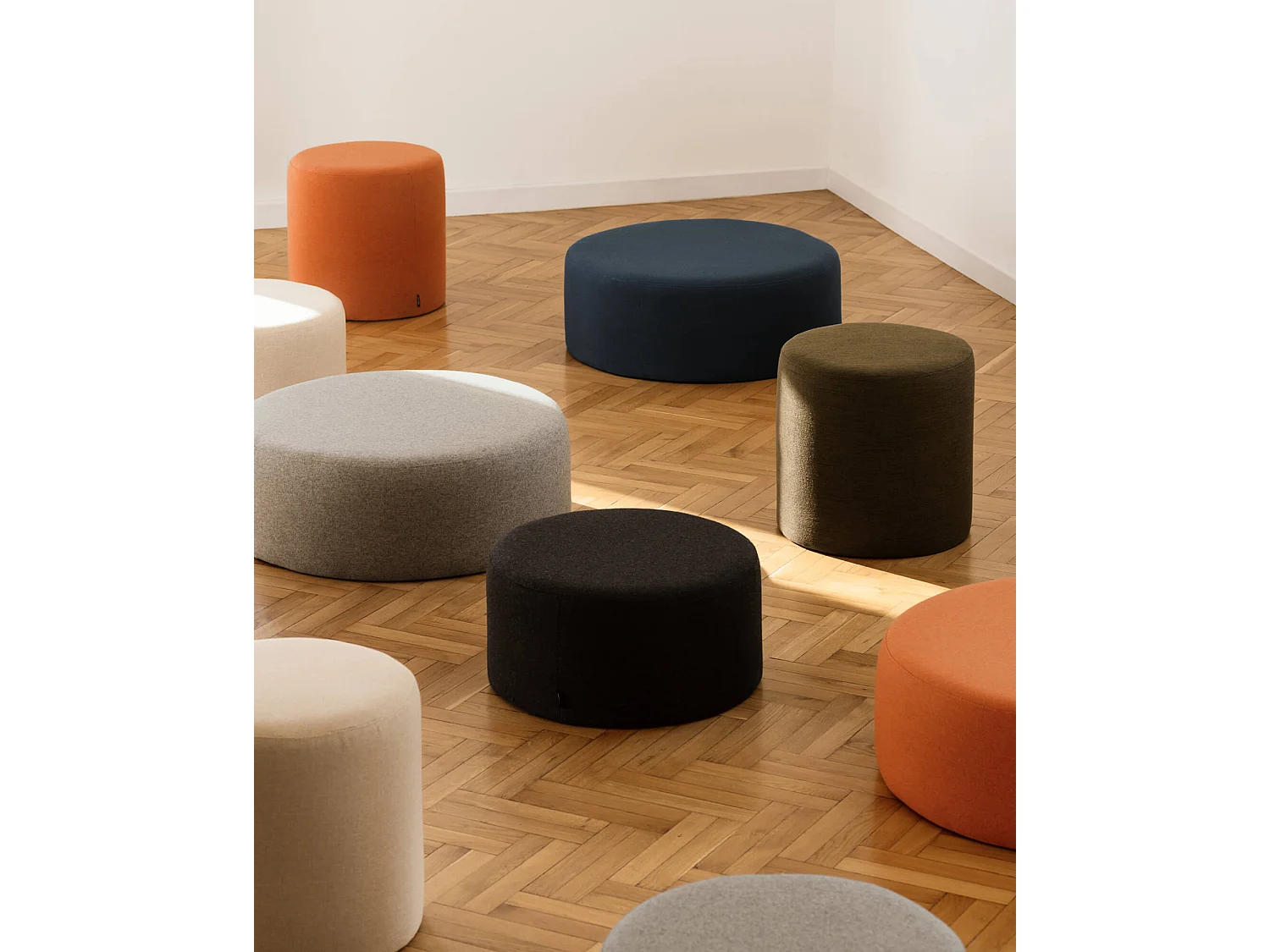 Pouf Folk grand - noo.ma, pouf carré minimaliste en tissu haute qualité 70x70x25 cm