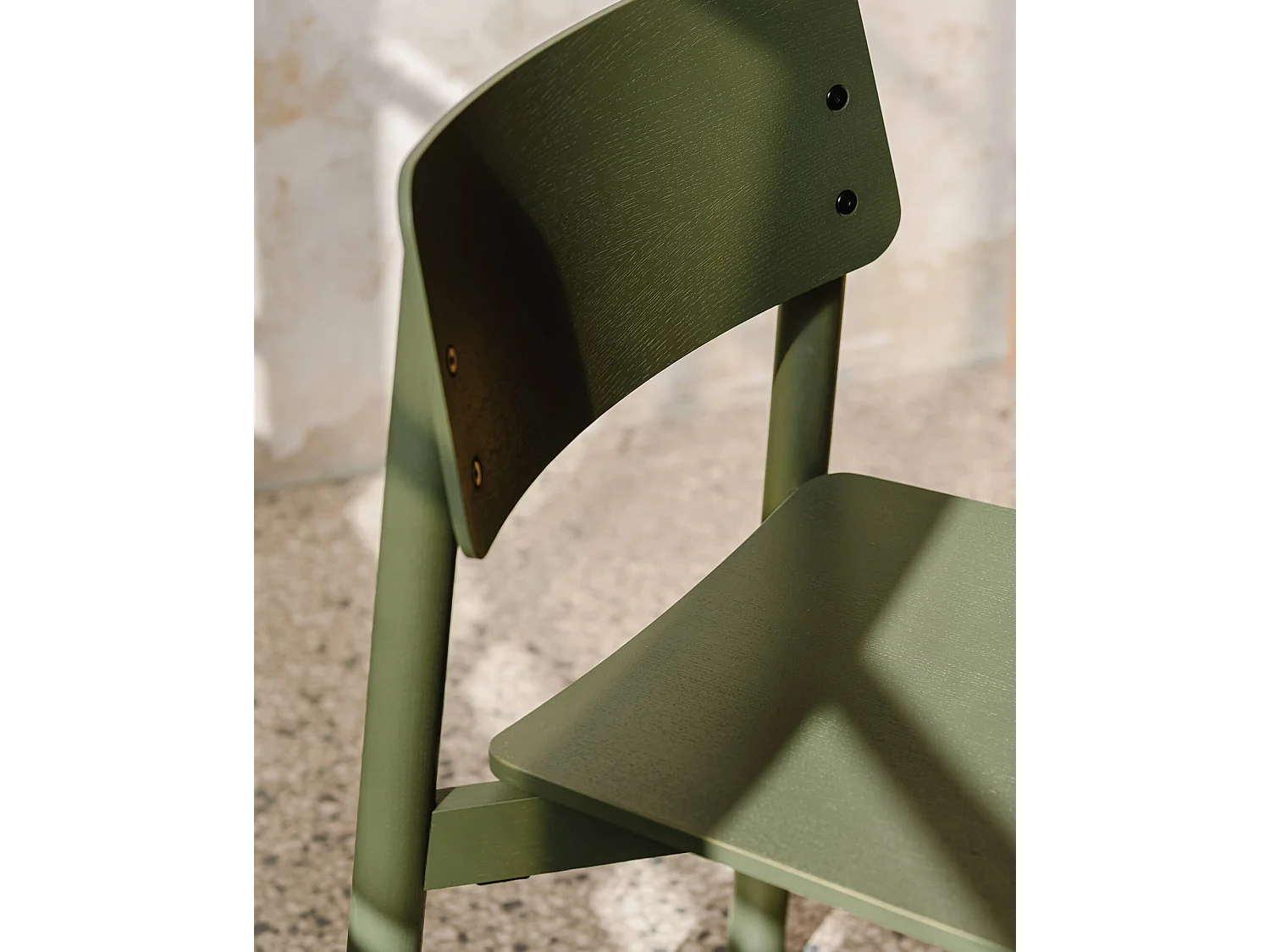 Chaise Wem noo.ma - design élégant en bois de hêtre, assise tissu noir, sans accoudoirs