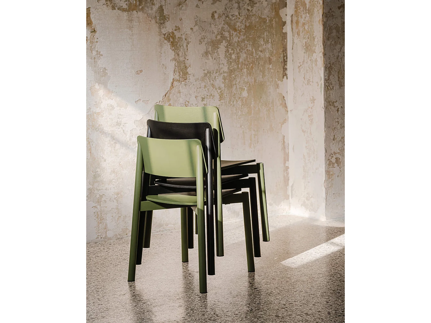 Chaise Wem noo.ma - design élégant en bois de hêtre, assise tissu noir, sans accoudoirs