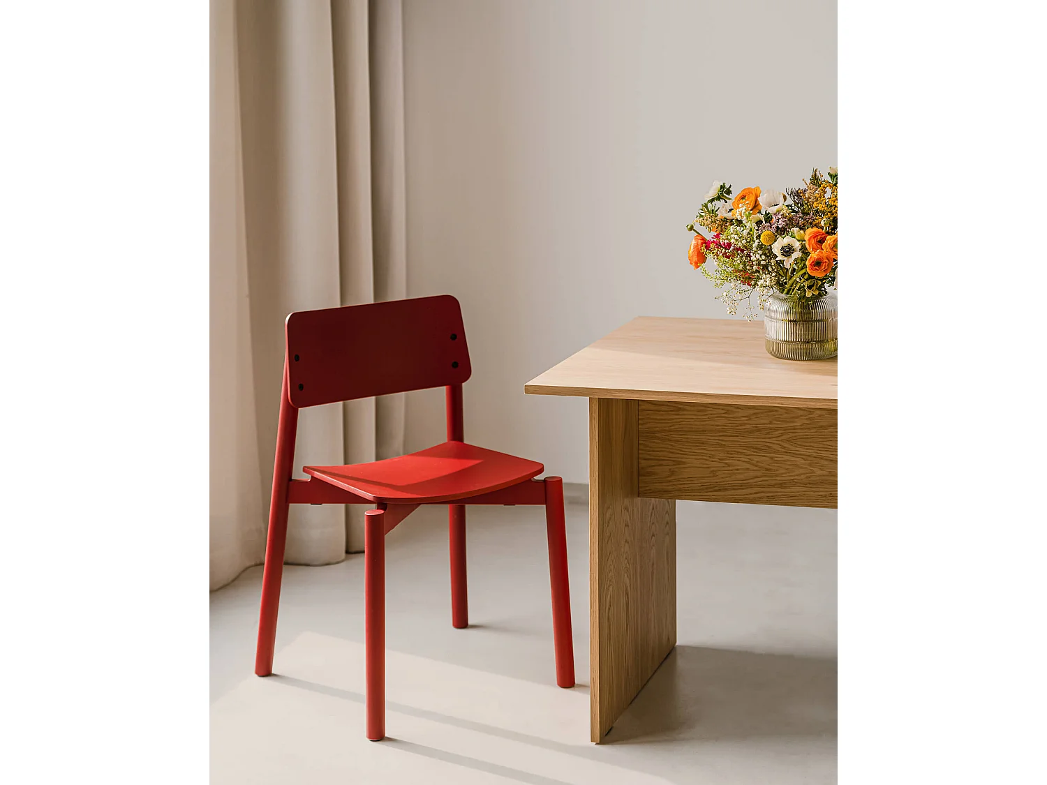 Chaise Wem noo.ma - design élégant en bois de hêtre, assise tissu noir, sans accoudoirs
