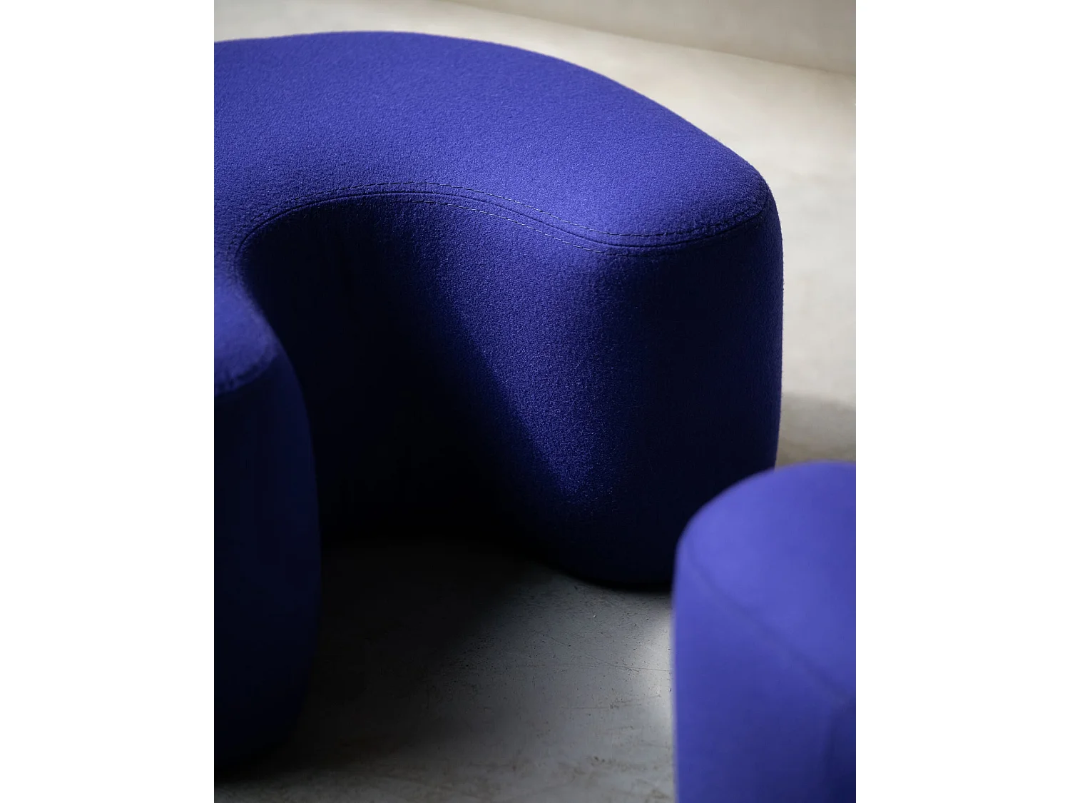Ü Pouf - pouf contemporain en laine, finition artisanale