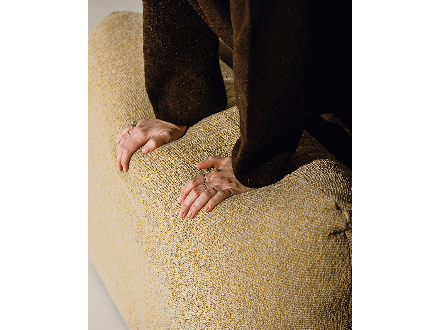 Pouf Yaro noo.ma - pouf confortable, design arrondi, coussins lombaires