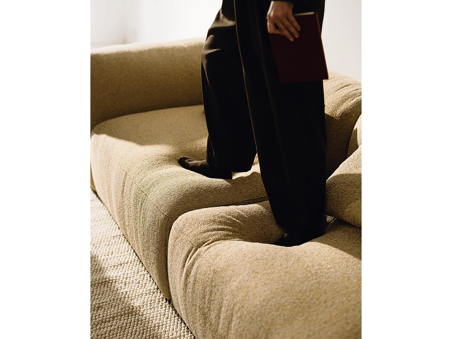 Pouf Yaro noo.ma - pouf confortable, design arrondi, coussins lombaires