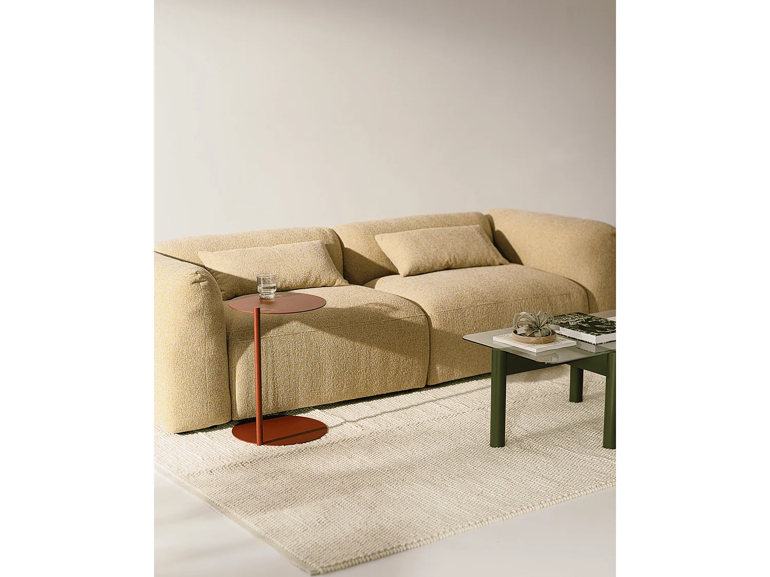 Pouf Yaro noo.ma - pouf confortable, design arrondi, coussins lombaires