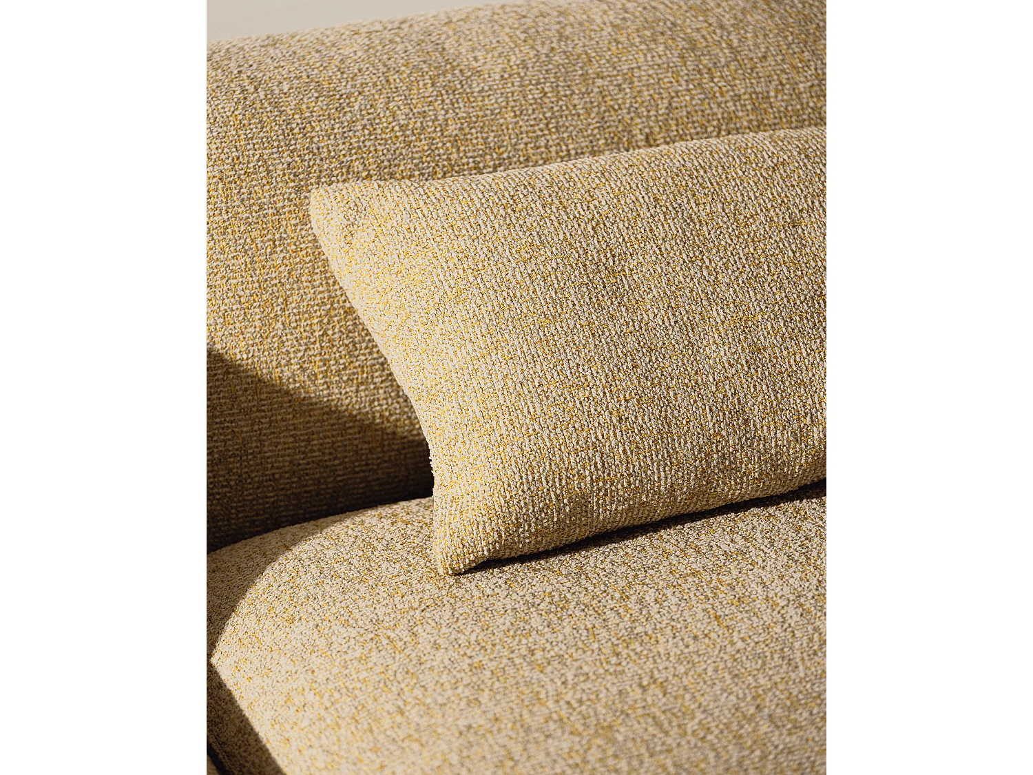 Pouf Yaro noo.ma - pouf confortable, design arrondi, coussins lombaires