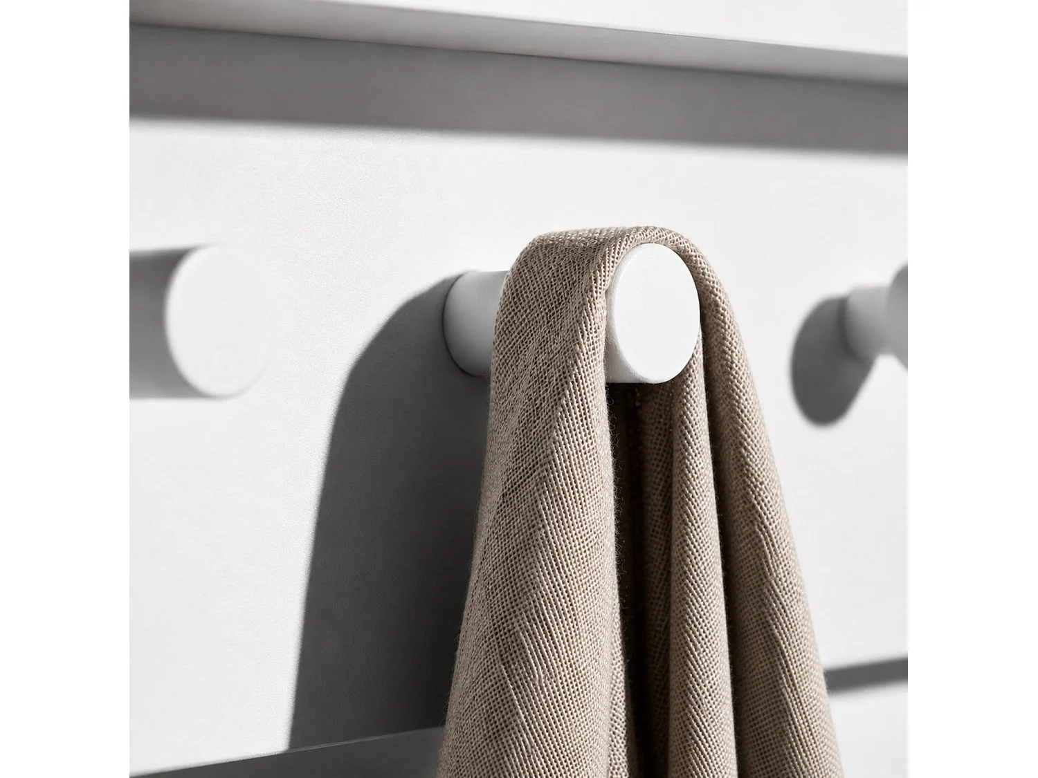 The White Stone Porte-manteau mural compact 4 crochets avec étagère | patère murale entrée moderne gain de place | 80x15x23 cm