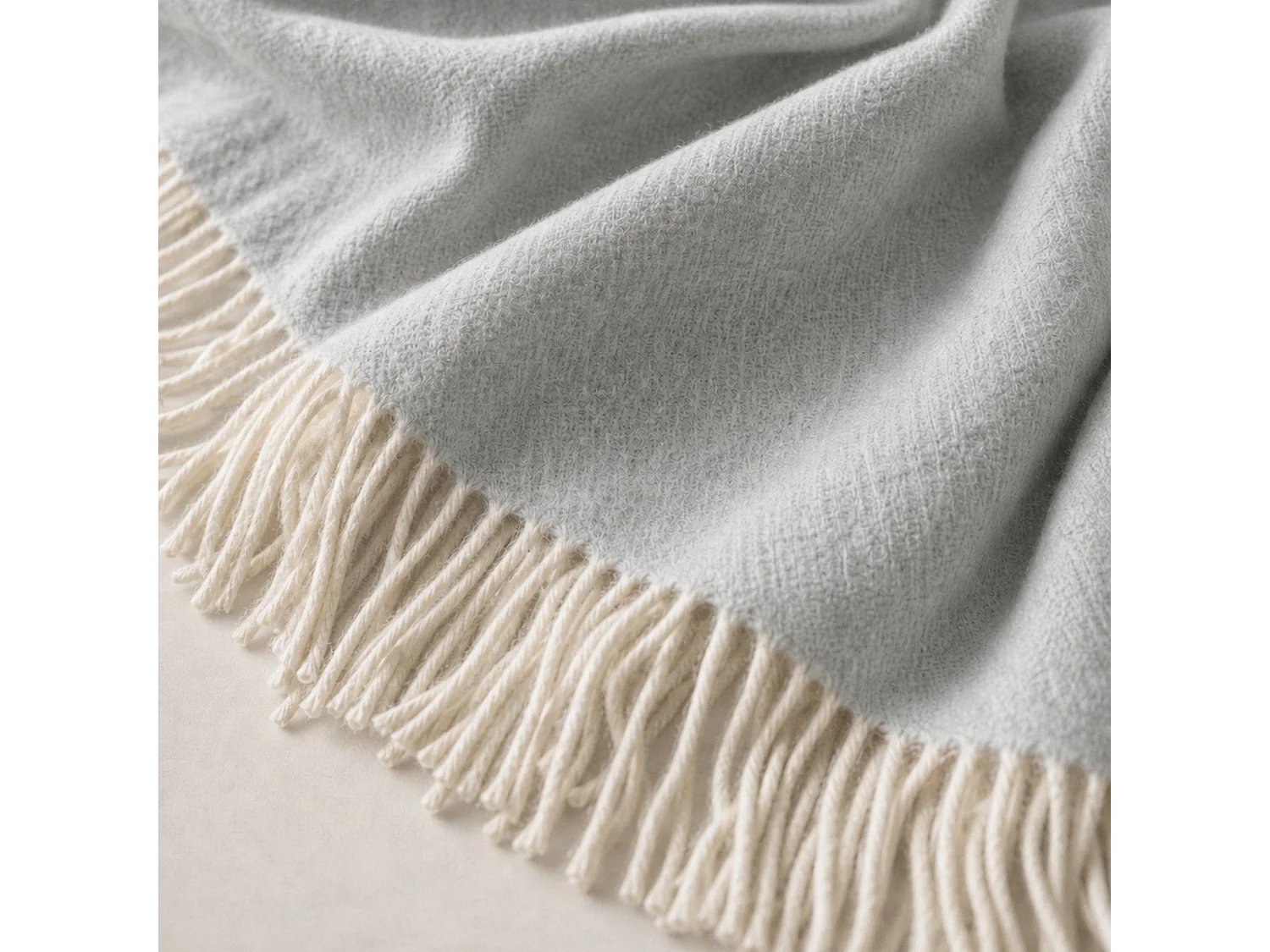 Manta Plaid Living 130x170 cm en Algodón Blend, Color Gris claro | Manta Ligera 250 g/m² para Sofá y Cama | Diseño Elegante y Tejido Suave