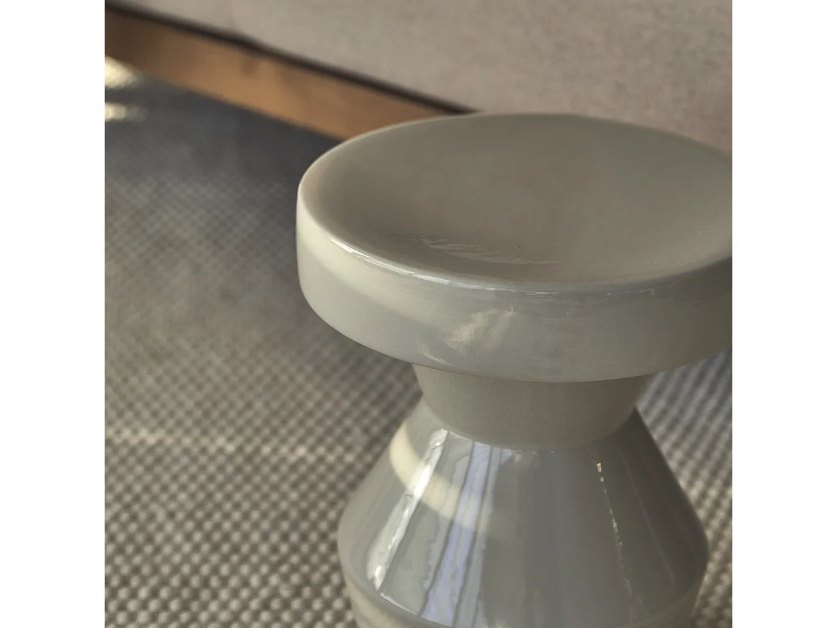 Beigefarbener Beistell-Couchtisch aus Keramik Sculptural