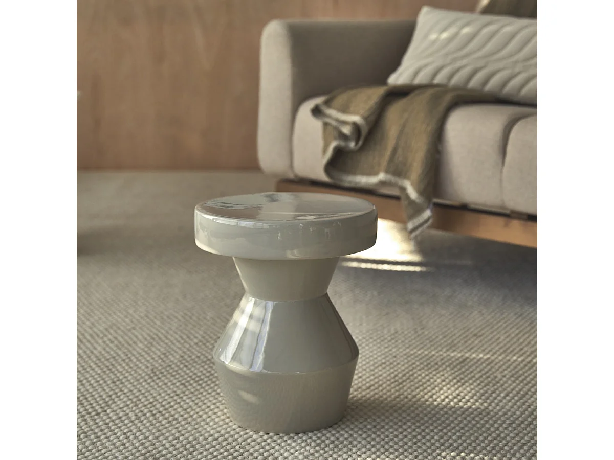 Beigefarbener Beistell-Couchtisch aus Keramik Sculptural