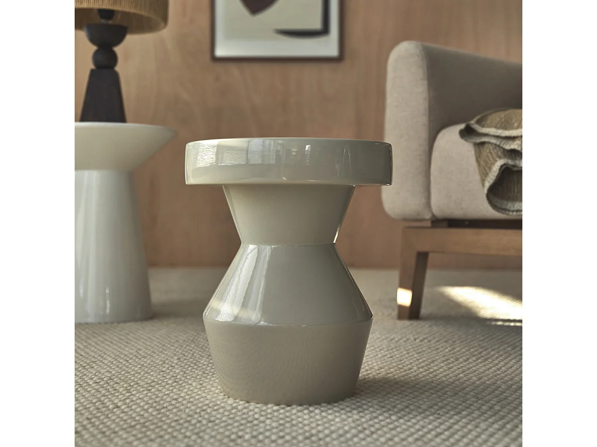 Beigefarbener Beistell-Couchtisch aus Keramik Sculptural