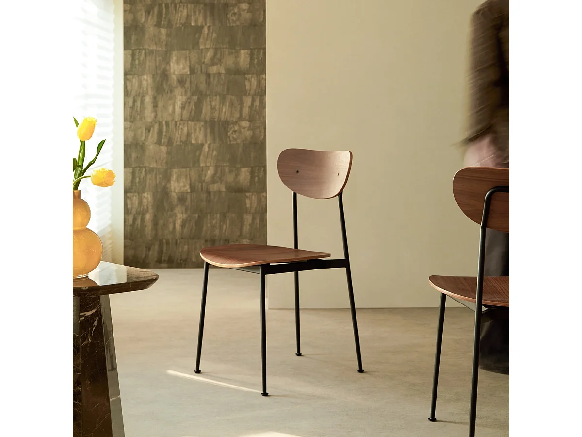 Lilo - Chaise en noyer et métal noir