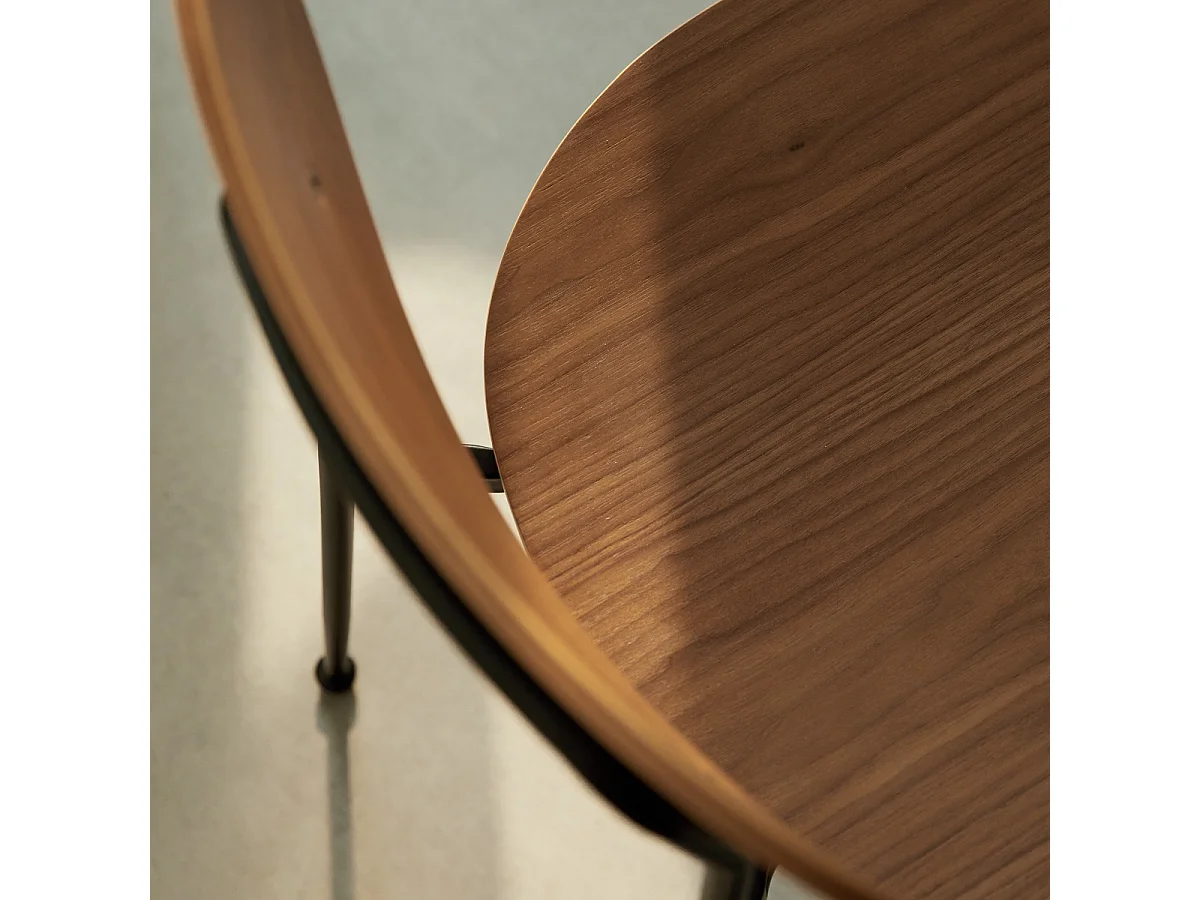 Lilo - Chaise en noyer et métal noir