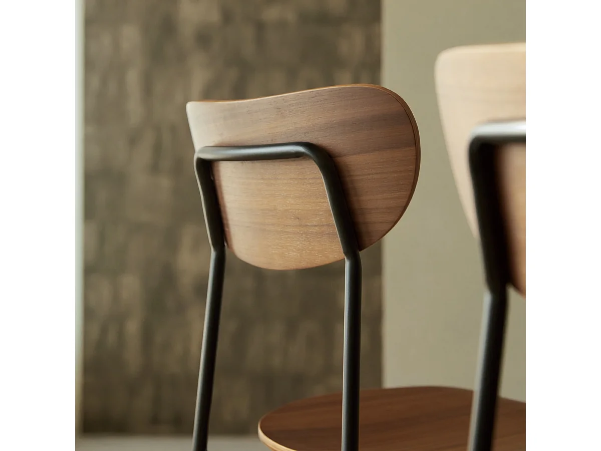 Lilo - Chaise en noyer et métal noir