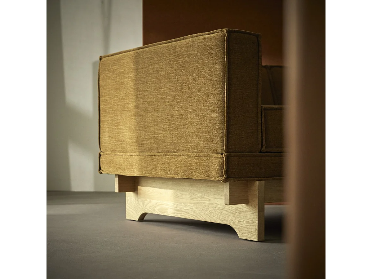Miu - Sofa aus Eichenholz und ockerfarbenem Stoff, 2-Sitzer