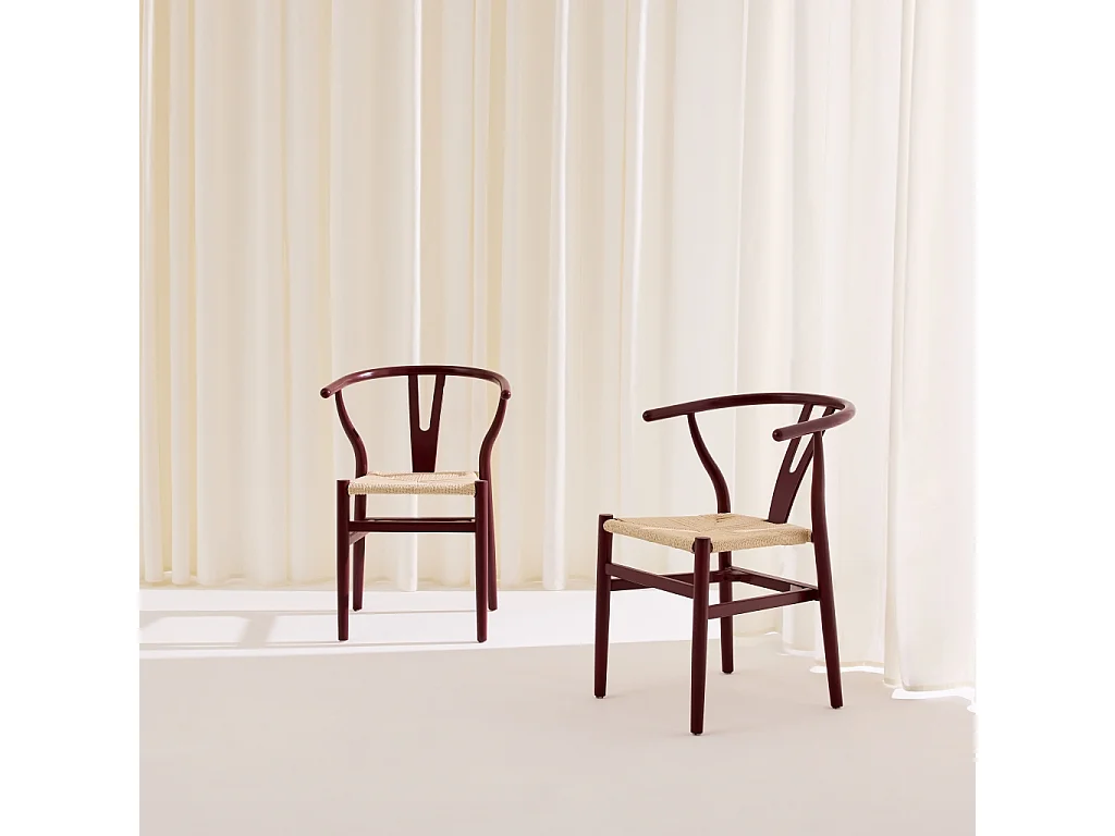 Lot de deux chaises vintage en bois d'hévéa avec assise en cordes et dossier arrondi bordeaux