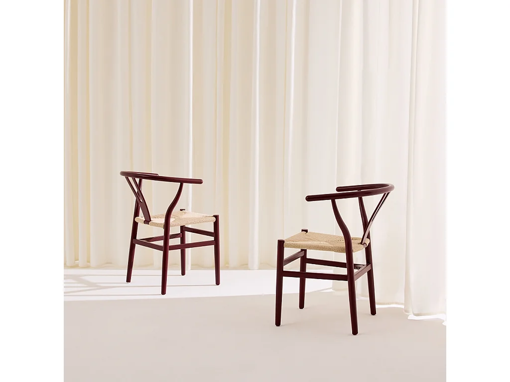 Lot de deux chaises vintage en bois d'hévéa avec assise en cordes et dossier arrondi bordeaux