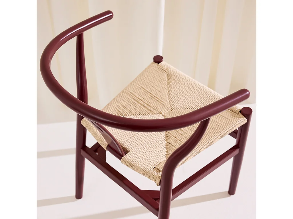 Lot de deux chaises vintage en bois d'hévéa avec assise en cordes et dossier arrondi bordeaux